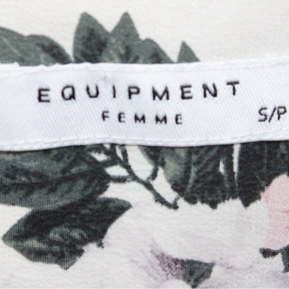 Equipment 100% silk blouse size small . Button down and long sleeves. - Picture 2 of 2